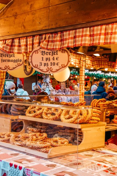 Italy During Christmas, Italy Christmas Aesthetic, Christmas In Italy Aesthetic, Bakery Italy, Object Refrences, Christmas Market Food, Italy Market, Christmas Italy, European Christmas Markets