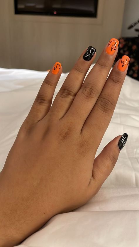 Black and orange glossy nails with flame designs Black Orange And White Nails, Orange And Black Nails Acrylic, Orange Flame Nails, Black And Orange Nail Designs, Orange And Black Nail Designs, Black And Orange Nails, Orange And Black Nails, White Short Nails, Flame Nails