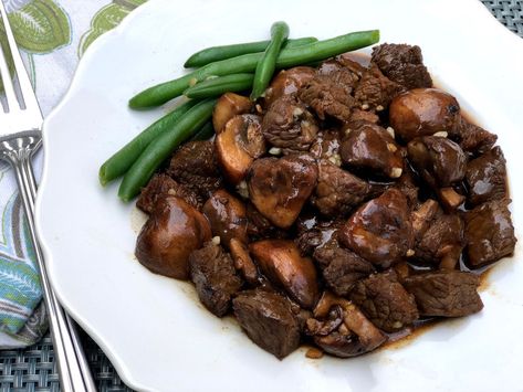 Bourbon Beef Tips, Bourbon Beef, Bourbon Steak, Cane Syrup, Beef Entrees, Sweet Bourbon, Pie Pastry, Steak Tips, How To Cook Mushrooms