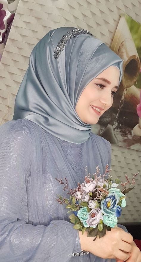 Hijab Style With Gown, Hijab Style For Gown, Sadi Pic, Hijaab Queen, Hijab Styles For Party, Look 2023, Wedding Hijab Styles, Bridal Hijab Styles, Hijabi Brides