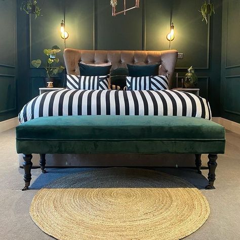 Iconic Lights on Instagram: “They say nothing is perfect but this bedroom can be an anomaly🤩 ⁠ ⁠ 📷 @hoxton_house1” Hunter Green Bedrooms, Green Bedroom Decor, Dark Bedroom, Plaster Ceiling, Gold Bedroom, Green Walls, Home Modern, Green Rooms, Bedroom Green