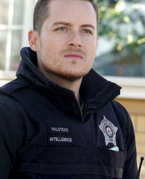 Lara ☽ on Twitter: "Gosh he’s so hot tho… " Jesse Lee Soffer, Chicago Police Officer, One Chicago, Lee Taylor, Jesse Lee, Jay Halstead, Taylor Kinney, Chicago Med, Chicago Pd