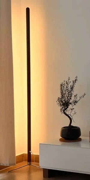 Stick Floor Lamp, Japandi Lightning, Diy Floor Lamp Ideas, Japandi Lamp Living Room, Light Moody Living Room, Japandi Floor Lamp, Japandi Lamps, Japandi Lighting, Japandi Lamp