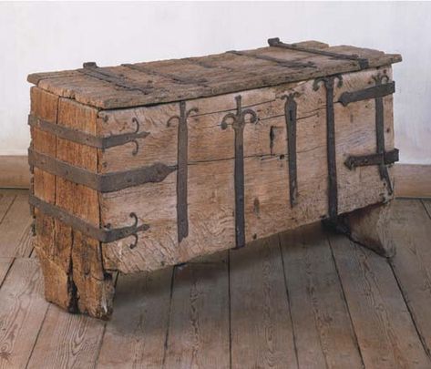 1000+ images about History of furniture - The Middle Ages on Pinterest | Medieval, 15th Century and 14th Century Tool Chests, Medieval Decor, Medieval Furniture, Old Trunks, Trunks And Chests, Medieval Life, Antique Chest, Henry Viii, Medieval Period