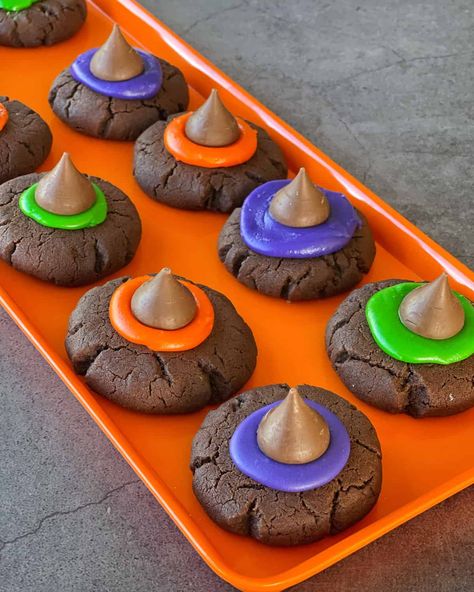 Halloween Witches' Hat Cookies Which Hat Cookies, Witches Hat Cookies, Halloween Witch Hat Cookies, Witch Cookies, Halloween Witch Cookies, Halloween Witches Hat, Chocolate Spiders, Vj Cooks, Witch Hat Cookies