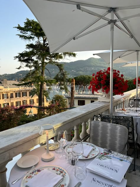 Italian Living Aesthetic, Italy Dinner, Italian Date Night, Romantic Italian Aesthetic, Dinner In Italy, Couple In Italy, Romantic Dinner Restaurant, Italian Love, Portofino Aesthetic