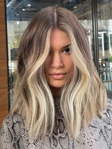 Ash Blonde Money Piece Lob Blonde Long Bob With Money Piece, Mid Hair Length Balayage, Cute Haircut 2023, Short Blonde Hair On Round Face, Lob With Round Face, Blonde Hair Money Piece Curtain Bangs, Soft Effortless Blonde, Haircuts For Round Faces Shoulder Length, Round Face Blonde Hairstyles