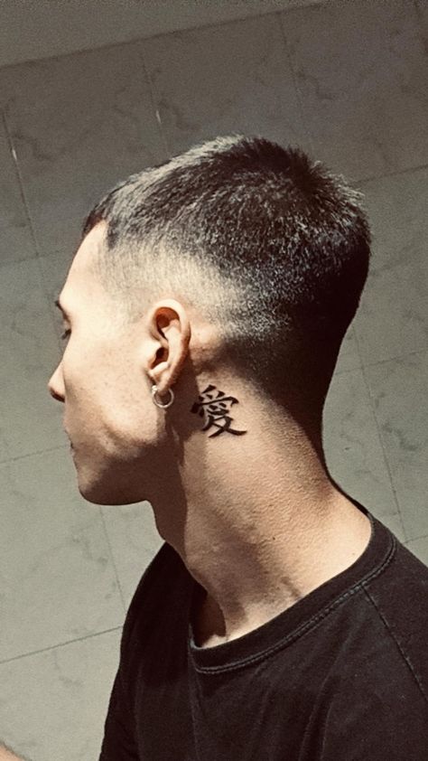 Kanji Tattoo Neck, Neck Tattoo Anime, Japanese Tattoos Behind Ear, Kanji Neck Tattoo, Kanji Tattoo Men, Gaara Symbol, Behind The Ear Tattoo Ideas For Men, Gaara Tattoo Ideas, Behind Ear Tattoo Men