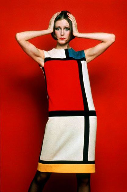 Famous Creation by Fashion Designer Yves Saint Laurent dress inspired in Mondrian.1965. Mondrian Dress, Yves Saint Laurent Dress, Fashion 60s, Saint Laurent Dress, Fashion 1960s, Swinging Sixties, Sixties Fashion, Retro Mode, Piet Mondrian