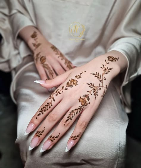 Ramdan Henna Simple, Henna Simple Designs, Minimal Mehendi Designs, Diwali Henna, Minimal Mehndi Designs, Minimal Mehndi, Finger Mehendi Designs, Henna Flower Designs, Henna Style Tattoos