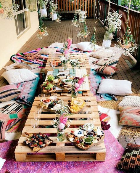 Boho gathering Pallet tables & cushions..love Pallet Table Outdoor, Outdoor Pallet, Party Setup, Boho Picnic, Table Outdoor, Party Outdoor, Boho Party, Pallet Outdoor, Boho Birthday