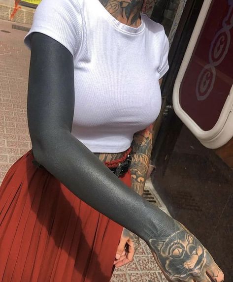 Blackwork Sleeve, Tattoos Woman, Black Sleeve Tattoo, Chicanas Tattoo, Tattoo Appointment, Black Skull Tattoo, Solid Black Tattoo, Blackout Tattoo, Tattoed Women