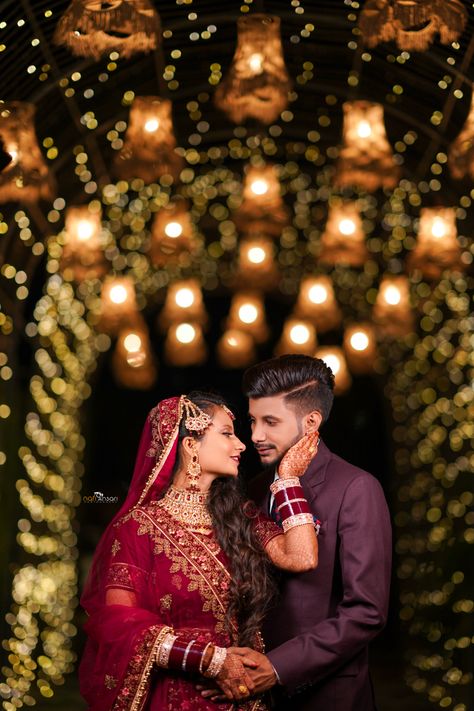 India Wedding Couple Poses, Reception Couple Shoot, Reception Photography Poses, Reception Couple Poses, Reception Pose, Couple Wedding Poses, Cinematography Videos, Reception Poses, Festival Couple