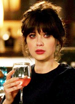 Crying - drinking wine Zooey Deschanel Hair, Langer Pony, Zooey Deschanel Style, Jessica Day, Zooey Deschanel, Girl Crushes, Brunette Hair, New Girl, Hairstyles With Bangs