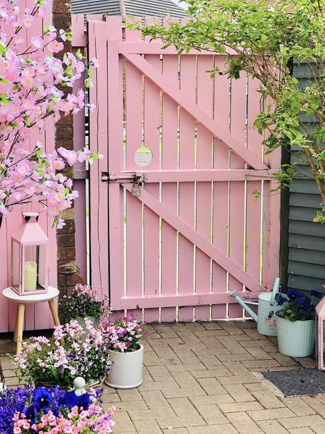 Gate Paint Color Ideas, Paint Color Ideas, Pastel Home Decor, Rose Belle, Pink Cottage, Subscribe My Youtube Channel, Casa Vintage, Have Inspiration, Pink Garden