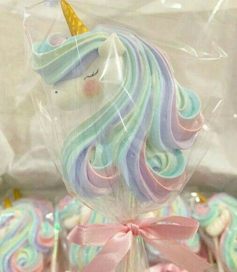 Unicorn Meringue Pops, Meringue Cookies Pops, Unicorn Meringue, Gateau Harry Potter, Meringue Pops, Meringue Cookie Recipe, Unicorn Desserts, Meringue Desserts, Meringue Recipe