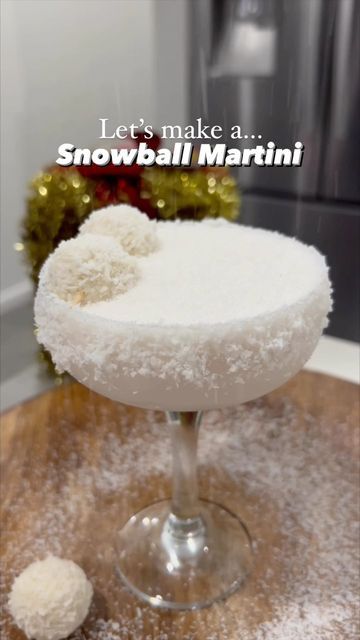 Snowball Martini Vanilla Vodka, Snowball Drink Recipe, Winter Drink Ideas Alcohol, Snow Themed Cocktails, Best Winter Cocktails, Snow Globe Cocktail, Snowglobe Cocktail, White Christmas Martini Recipe, White Christmas Cocktails