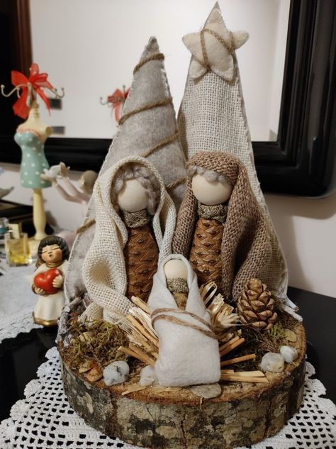 Nativity Set Ideas Diy, Country Christmas Decorations Rustic, Pesebres Navidad Ideas, Nativity Scene Diy, Christmas Craft Show, Christmas Fabric Crafts, Diy Nativity, Holiday Wreaths Christmas, Diy Christmas Village