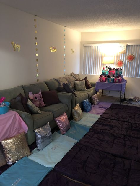 #sleepoverpartyideas #sleepoversquad Slumber Party Fort, Sleepover Bday, Bday Aesthetic, Birthday 15, Birthday Sleepover Ideas, Birthday Sleepover, Sweet Sixteen Birthday Party Ideas, Movie Night Party, Sleepover Ideas