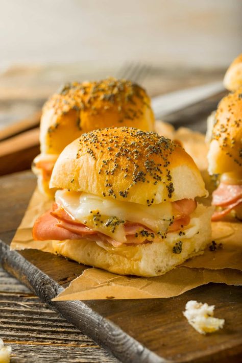 These yummy Funeral Sandwiches are the The Best Hawaiian Sliders with Cheese and they are so easy to make! Easy Appetizer Sandwiches, Quick Easy Sandwiches, Snack Sandwiches Appetizers, Make Ahead Party Sandwiches, Pot Luck Sandwiches, Mexican Sliders Recipes, Deli Sandwiches For Party, Elevated Sandwiches, Lunch Meat Sliders