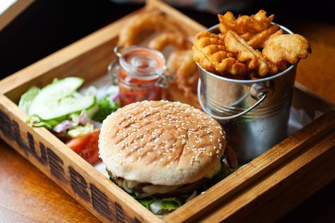 Tray Gourmet Burger, Bistro Food, Gourmet Burgers, Pub Food, Beef Burger, Burger And Fries, Chapati, Food Trucks, Serving Food