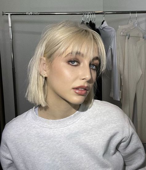 Emma Chamberlain Short Hair, Iconic Pics, Romantic Lover, Celebrity Aesthetic, Blonde Bangs, Emma Style, Solange Knowles, Emma Chamberlain, Short Blonde