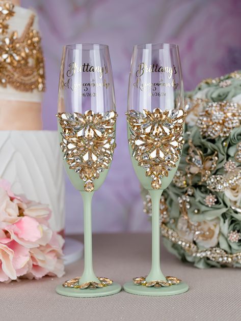 Sage Green 2 quinceanera champagne glasses Sage Green And Gold Quinceanera Theme, Tiana Quinceanera Themes, Quince Cups, Quinceanera Champagne Glasses, Sage Green Quinceanera, Quinceanera Champagne, Gold Quinceanera Theme, Green Quinceanera Theme, Money Card Box