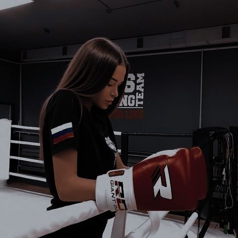 Boxe Aesthetic Girl, Boxer Girl Aesthetic, Female Boxer Aesthetic, Boxing Photoshoot, Boxing Aesthetic, Boxer Girl, Pelo Color Vino, Boxer Aesthetic, Flexibility Dance