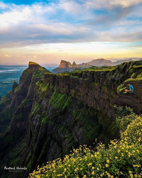 The ever beautiful Kokankada at Harishcandragad in Maharashtra! . . . Photo Courtesy: @bhatkanti_unlimited_ . . . ✅ Follow us to explore & experience the best of Maharashtra! . . . . . . #mhexplorer_in Peace And Mind, Sahyadri Mountains, Emoji For Instagram, Cartoons Love, Dream Travel Destinations, Incredible India, Free Travel, India Travel, Dream Destinations