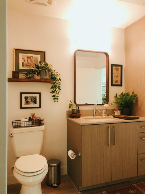 Small Bathroom Simple Design, Apartment Bathroom Remodel On A Budget, Long Countertop Bathroom, Bathroom Small Aesthetic, Half Bathroom Ideas Mid Century Modern, Bathroom Decor Tan Walls, Old Apartment Bathroom Decor Ideas, 1.5 Bathroom Ideas, Bathroom Cozy Decor