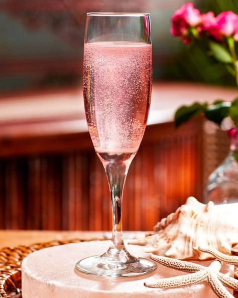 lacarolita: Rose Petal Champagne Art Du Vin, Edible Rose Petals, Pink Board, Edible Roses, Pouring Wine, A Glass Of Wine, Pink Drinks, Glass Of Wine, Edible Flowers