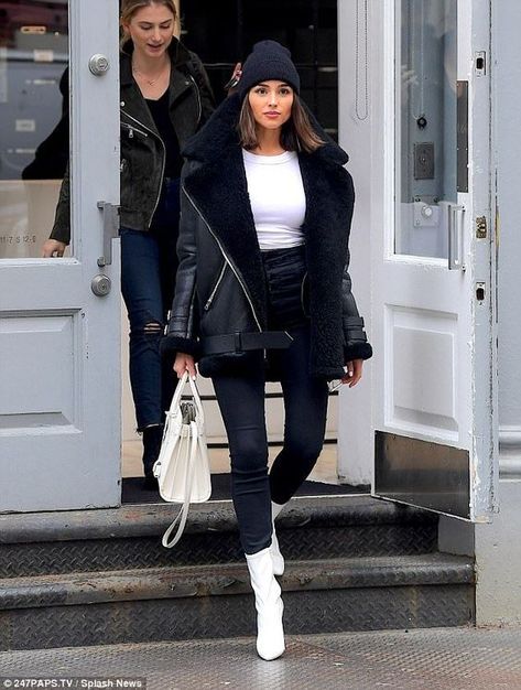 Street Style: White Ankle Boots Olivia Culpo Style, White Boots Outfit, Chique Outfit, Black And White Outfit, White Ankle Boots, Blogger Street Style, Olivia Culpo, White Boots, Looks Chic