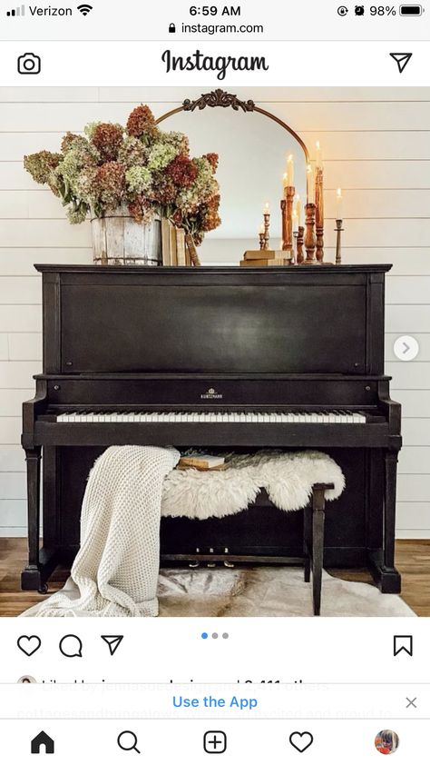 Piano Styling, Piano Room Decor, Piano Living Rooms, Piano Decor, Moody Decor, Old Pianos, Black Piano, Cottages And Bungalows, Timeless Interiors