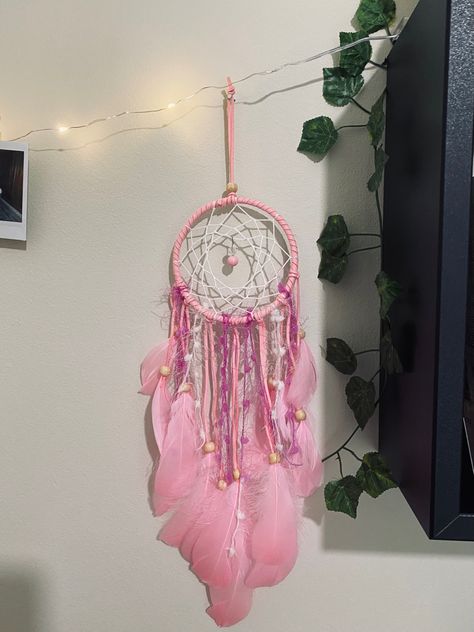 #pink #dreamcatcher #aesthetic #summervibes #room #roomdecoration #roomdecorbedroom #bedroomideas #bedroominspo #bedroomdecoration Dreamcatchers Aesthetic, Dream Catcher Aesthetic, Mona Core, Dreamcatcher Aesthetic, Pink Dream Catcher, Dream Catcher Pink, Pink Dreamcatcher, Big Dream Catchers, Dreamcatcher Ideas