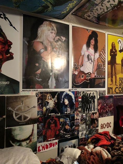 Rock Apartment Decor, Metalhead Bedroom Ideas, Pfp Inspo Aesthetic, Metal Room Ideas, Rock Themed Bedroom, Heavy Metal Bedroom, Rock Bedroom Aesthetic, Metalhead Room Decor, Metalhead Bedroom