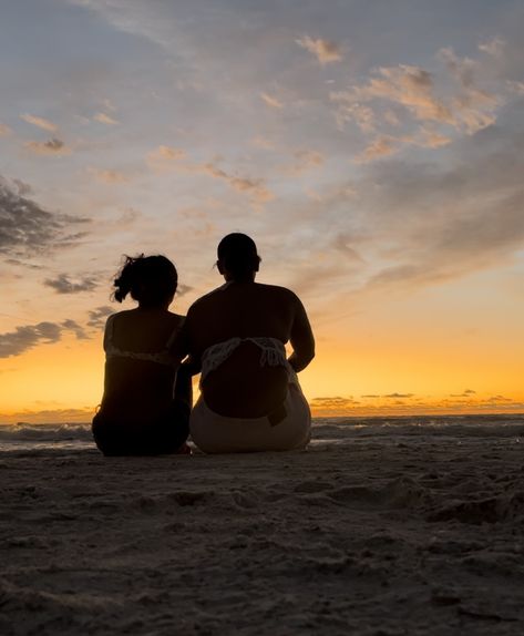 best friends watch sunsets together 🫶🏼 Friends At Sunset, Beach Sunset With Friends, Two People Watching Sunset, Friends Watching The Sunset, Watching Sunset On Beach, Best Friends