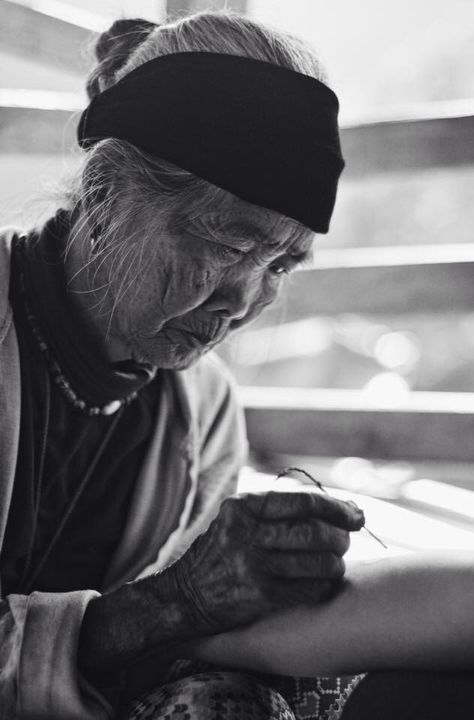 Wang od tattooing Whang Od, Art App, Art Apps, Philippines Travel, Weird Pictures, Portrait Tattoo, Muse, Documentaries, Penny