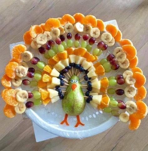 Turkey Fruit Tray, Thanksgiving Fruit Platter, Thanksgiving Vegetable Tray, Turkey Fruit, Christmas Party Finger Foods, Thanksgiving Platter, Thanksgiving Fruit, Thanksgiving Vegetables, Thanksgiving Snacks