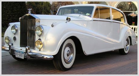 Dream to pull away in antique Rolls Royce with white wall tires<3 White Rolls Royce Wedding, Vintage Rolls Royce Wedding, Auto Rolls Royce, White Limousine, Rolls Royce Vintage, Old Rolls Royce, Chocolate Spa, White Rolls Royce, Vintage Wedding Car