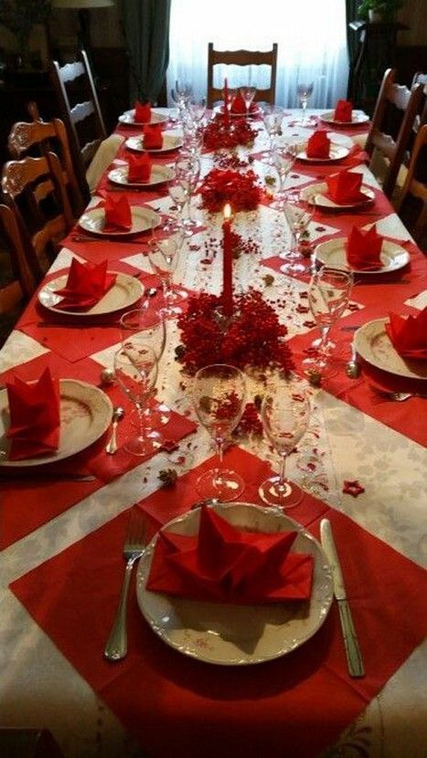 Elegant DIY Christmas table decorations with red, silver, gold, blue & green colors - Hike n Dip Christmas Dining Table Decor, Christmas Party Table, Chirstmas Decor, Outside Christmas Decorations, Tafel Decor, Plaid Christmas Decor, Christmas Dining Table, Christmas Dinner Table, Christmas Table Centerpieces