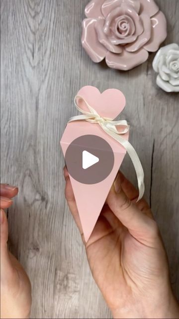 Pakiranje Poklona, Coffee Wedding Favors, Cones Diy, Diy Wedding Arch, Gifts Boxes, Wrapping Presents, Coffee Wedding, Creative Diy Gifts, Paper Cones