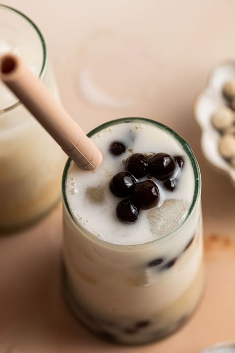 Refreshing lychee milk tea served with tapioca pearls! So much cheaper than store-bought, ULTRA easy & packed with lychee flavor. Hot summer days are so much more pleasant when you drink boba, right? This one uses canned lychee to create a fresh tea base you simply HAVE to taste. You'll need just 5 ingredients for this fresh lychee bubble tea recipe. Don't worry if you've never made your own boba before - I'll walk you through the simple process with step-by-step photos! Lychee Boba, Lychee Bubble Tea, Drink Boba, Bubble Tea Recipe, Fresh Tea, Bubble Milk Tea, Tapioca Pearls, Fast Foods, Tea Recipe