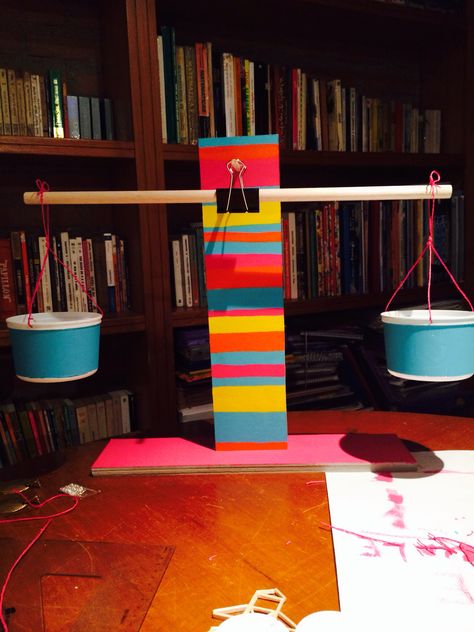 Homemade balance. Psychodelic School project Numeracy Corner, Simple Machine Projects, Balancing Scale, Mass Activities, Balance Scale, Measurement Activities, Baby Shower Deco, Science Projects For Kids, Homeschool Learning