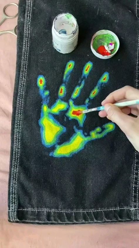 Custom Jeans Diy, Bleaching Clothes, Painting Clothes, Painted Clothes Diy, Painting On Clothes, Paint Shirts, T Shirt Painting, Diy Clothes Design, Custom Jeans