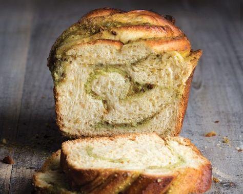 babka-web Pistachio Babka, Matcha Pistachio, Pistachio Filling, Mediterranean Cookbook, Babka Recipe, Pistachio Recipes, Sweet Bakes, Energizer Bunny, Yeast Breads