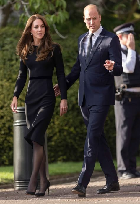 Kate Middleton Skirt, Kate Middleton Style Outfits, Princesse Kate Middleton, Kate Middleton Dress, Queen Kate, Kate Middleton Pictures, Kate Middleton Outfits, Royal Family Fashion, Royal Beauty