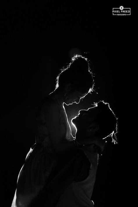 Night Wedding Photography, Love Couple Wallpaper, Wedding Photoshoot Props, Bridal Photography Poses, Pre Wedding Photoshoot Outdoor, Silhouette Photography, Wedding Photoshoot Poses, Romantic Couples Photography, Indian Wedding Photography Poses