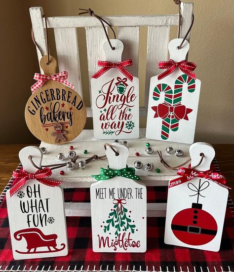 Cricut Chopping Board, Loklik Ideas, Christmas Shelf Decor, Wooden Christmas Decor, Christmas Tier Tray, Christmas Shelf, Chalk Ideas, Christmas Craft Show, Christmas Cricut