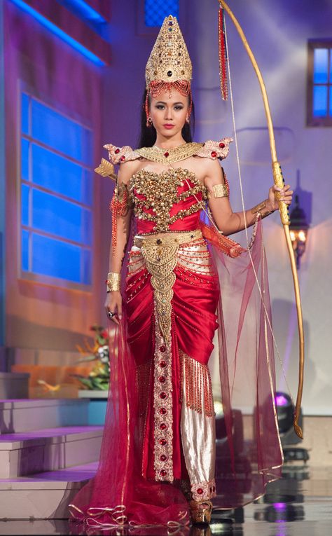 Miss Myanmar from 2014 Miss Universe National Costume Show | E! Online Miss Universe Costumes, Miss Nigeria, Miss Universe National Costume, Miss Universe 2014, Miss Universe 2015, Crazy Costumes, 2015 Outfits, Culture Fashion, Myanmar Traditional Dress