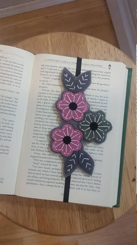 Simpul Makrame, Halloween Cross Stitch, Penanda Buku, Felt Bookmark, Idee Cricut, Creative Bookmarks, Halloween Cross Stitch Patterns, Bookmark Craft, Small Pillow